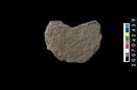 藏品(石環製作材料-中央帶啄痕打製圓板)的圖片