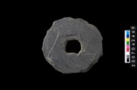 藏品(石環製作材料-中央帶小啄孔打製圓板)的圖片