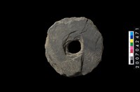 藏品(石環製作材料-中央帶小啄孔打製圓板)的圖片