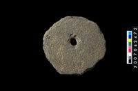 藏品(石環製作材料-中央帶小啄孔打製圓板)的圖片