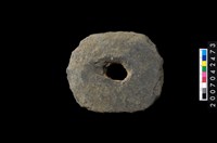 藏品(石環製作材料-中央帶小啄孔打製圓板)的圖片