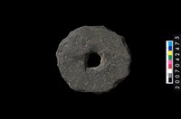 藏品(石環製作材料-中央帶小啄孔打製圓板)的圖片