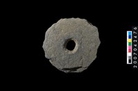 藏品(石環製作材料-中央帶小啄孔打製圓板)的圖片