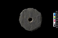 藏品(石環製作材料-中央帶小啄孔打製圓板)的圖片