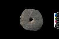 藏品(石環製作材料-中央帶小啄孔打製圓板)的圖片