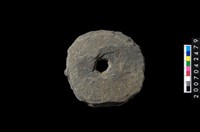 藏品(石環製作材料-中央帶小啄孔打製圓板)的圖片