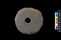 藏品(石環製作材料-中央帶小啄孔打製圓板)的圖片