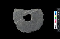 藏品(石環製作材料-中央帶小啄孔打製圓板)的圖片