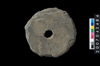 藏品(石環製作材料-中央帶小啄孔打製圓板)的圖片