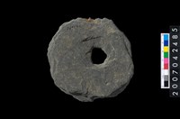 藏品(石環製作材料-中央帶小啄孔打製圓板)的圖片