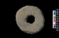 藏品(石環製作材料-中央帶小啄孔打製圓板)的圖片