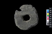 藏品(石環製作材料-中央帶小啄孔打製圓板)的圖片