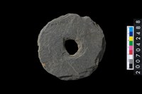 藏品(石環製作材料-中央帶小啄孔打製圓板)的圖片