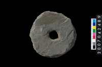 藏品(石環製作材料-中央帶小啄孔打製圓板)的圖片