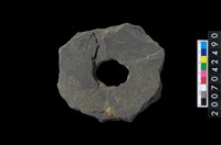 藏品(石環製作材料-中央帶小啄孔打製圓板)的圖片