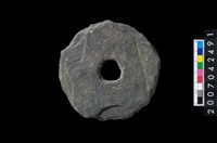 藏品(石環製作材料-中央帶小啄孔打製圓板)的圖片