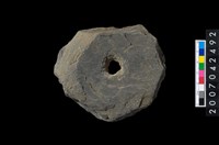 藏品(石環製作材料-中央帶小啄孔打製圓板)的圖片