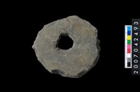 藏品(石環製作材料-中央帶小啄孔打製圓板)的圖片