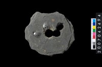 藏品(石環製作材料-中央帶小啄孔打製圓板)的圖片