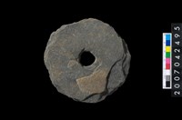 藏品(石環製作材料-中央帶小啄孔打製圓板)的圖片