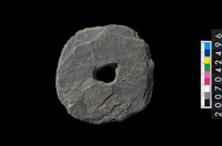 藏品(石環製作材料-中央帶小啄孔打製圓板)的圖片