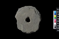 藏品(石環製作材料-中央帶小啄孔打製圓板)的圖片