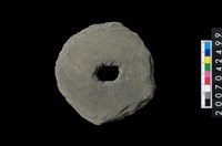 藏品(石環製作材料-中央帶小啄孔打製圓板)的圖片