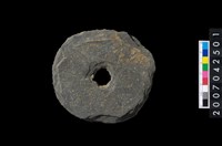 藏品(石環製作材料-中央帶小啄孔打製圓板)的圖片