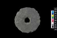 藏品(石環製作材料－中央帶小啄孔打製圓板)的圖片