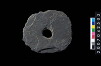 藏品(石環製作材料－中央帶小啄孔打製圓板)的圖片