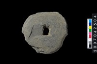 藏品(石環製作材料－中央帶小啄孔打製圓板)的圖片