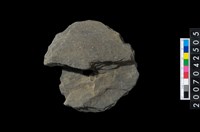 藏品(石環製作材料－中央帶小啄孔打製圓板)的圖片