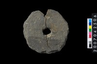 藏品(石環製作材料－中央帶小啄孔打製圓板)的圖片