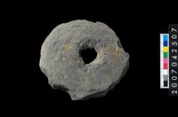 藏品(石環製作材料－中央帶小啄孔打製圓板)的圖片