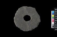 藏品(石環製作材料－中央帶小啄孔打製圓板)的圖片