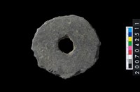 藏品(石環製作材料－中央帶小啄孔打製圓板)的圖片