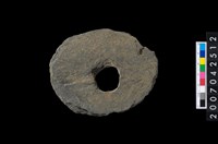 藏品(石環製作材料－中央帶小啄孔打製圓板)的圖片