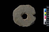 藏品(石環製作材料－中央帶小啄孔打製圓板)的圖片