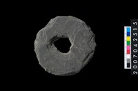 藏品(石環製作材料－中央帶小啄孔打製圓板)的圖片