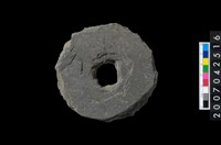 藏品(石環製作材料－中央帶小啄孔打製圓板)的圖片