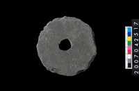 藏品(石環製作材料－中央帶小啄孔打製圓板)的圖片