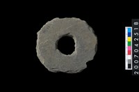 藏品(石環製作材料-中央帶小啄孔打製圓板)的圖片