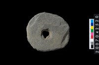 藏品(石環製作材料-中央帶小啄孔打製圓板)的圖片