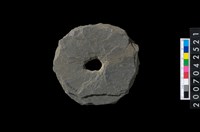 藏品(石環製作材料-中央帶小啄孔打製圓板)的圖片