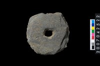 藏品(石環製作材料-中央帶小啄孔打製圓板)的圖片