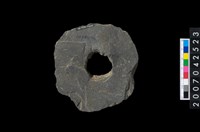 藏品(石環製作材料-中央帶小啄孔打製圓板)的圖片