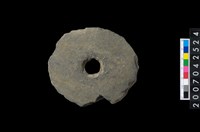 藏品(石環製作材料-中央帶小啄孔打製圓板)的圖片