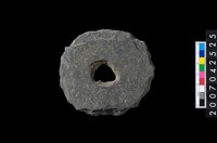 藏品(石環製作材料-中央帶小啄孔打製圓板)的圖片