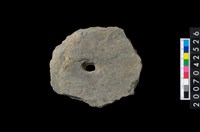 藏品(石環製作材料-中央帶小啄孔打製圓板)的圖片