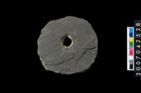 藏品(石環製作材料-中央帶小啄孔打製圓板)的圖片